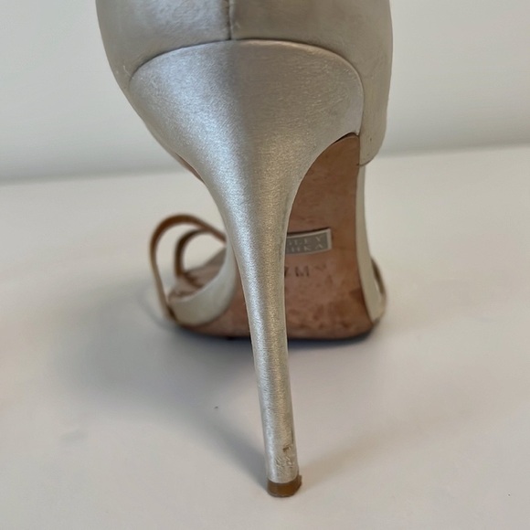 Badgley Mischka Giovanna II Satin T-Strap Jewelled Sandals In Cream Size 7 - Picture 5 of 14